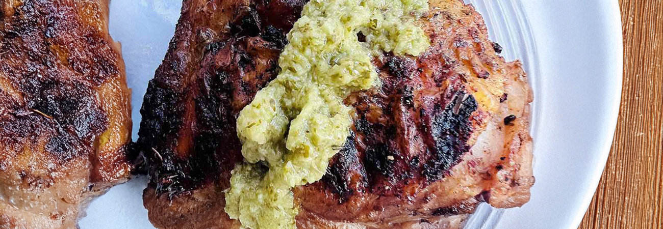 Pechuga de Pollo a la Parrilla con Hueso y Chimichurri