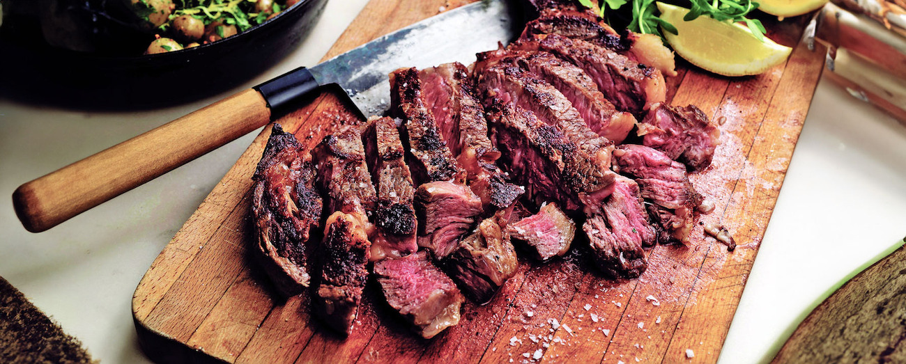 Rib Eye con Costra del Sudoeste y Ensalada de Vinagreta de Guajillo