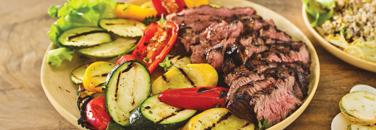 Filete De Carne A La Parrilla Mediterráneo Con Verduras A La Parrilla De Jardín